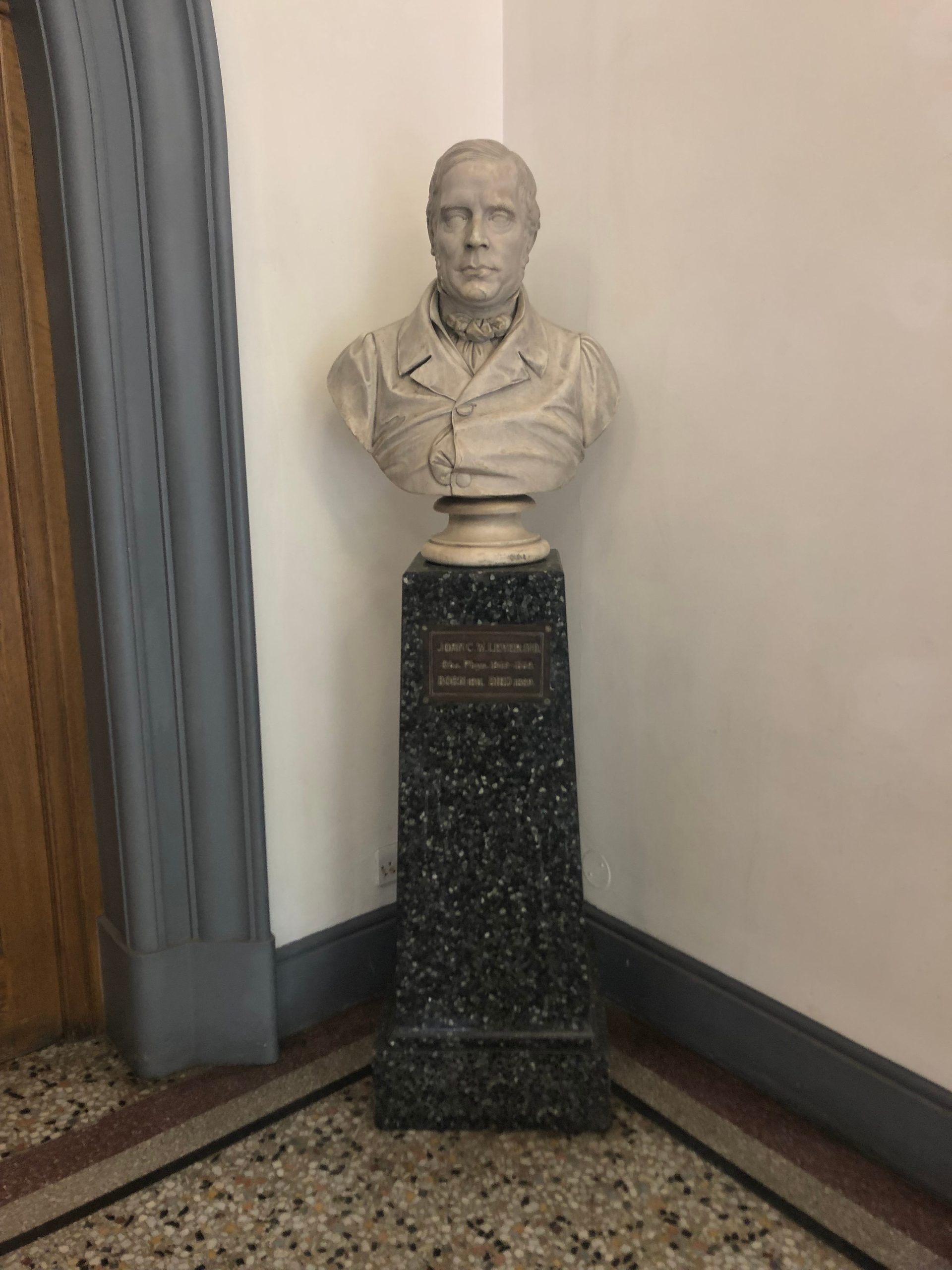 John Lever's bust, Guy's Hospital, London - 02.JPG